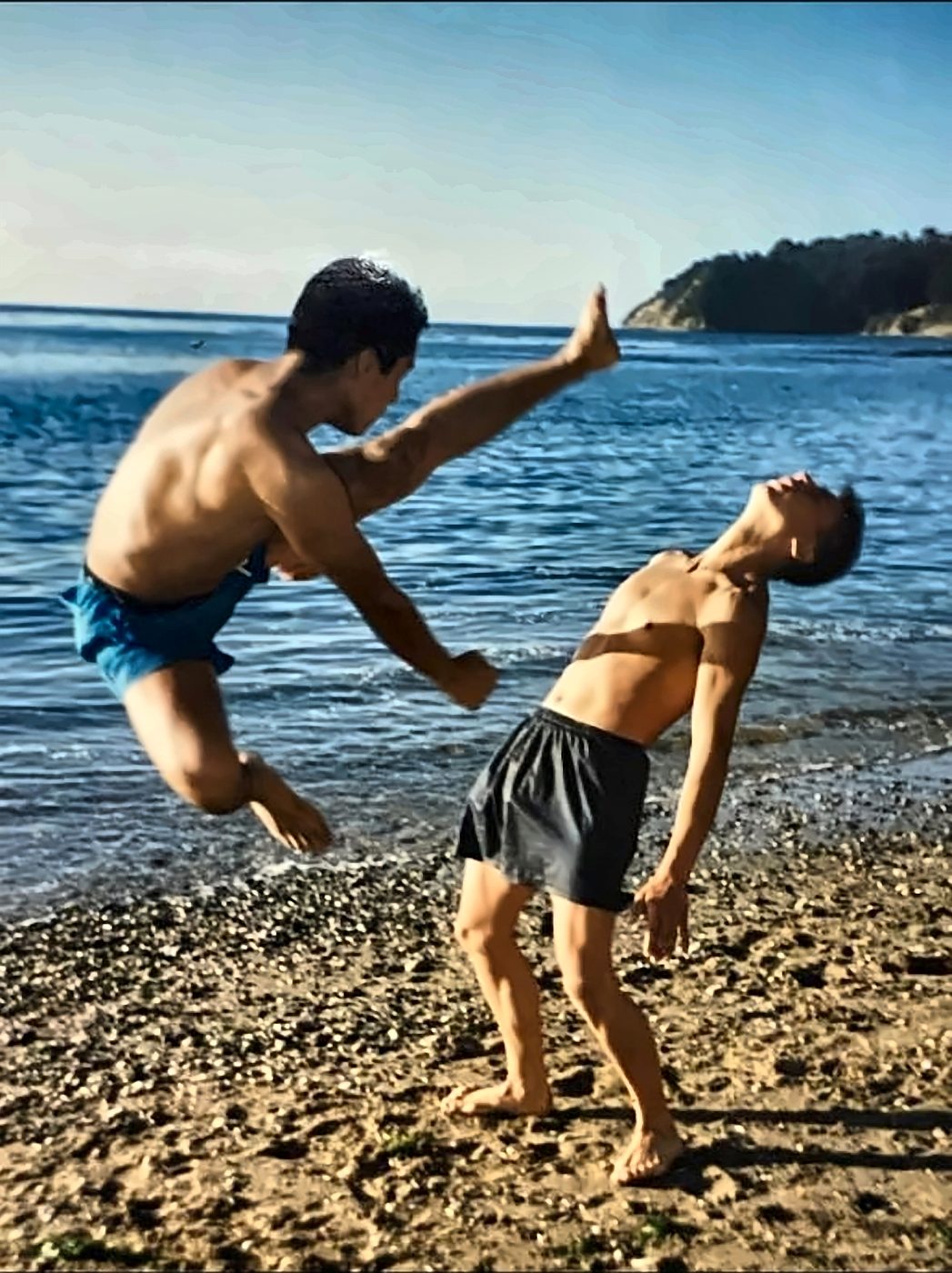 Entrenamiento de patadas en la playa