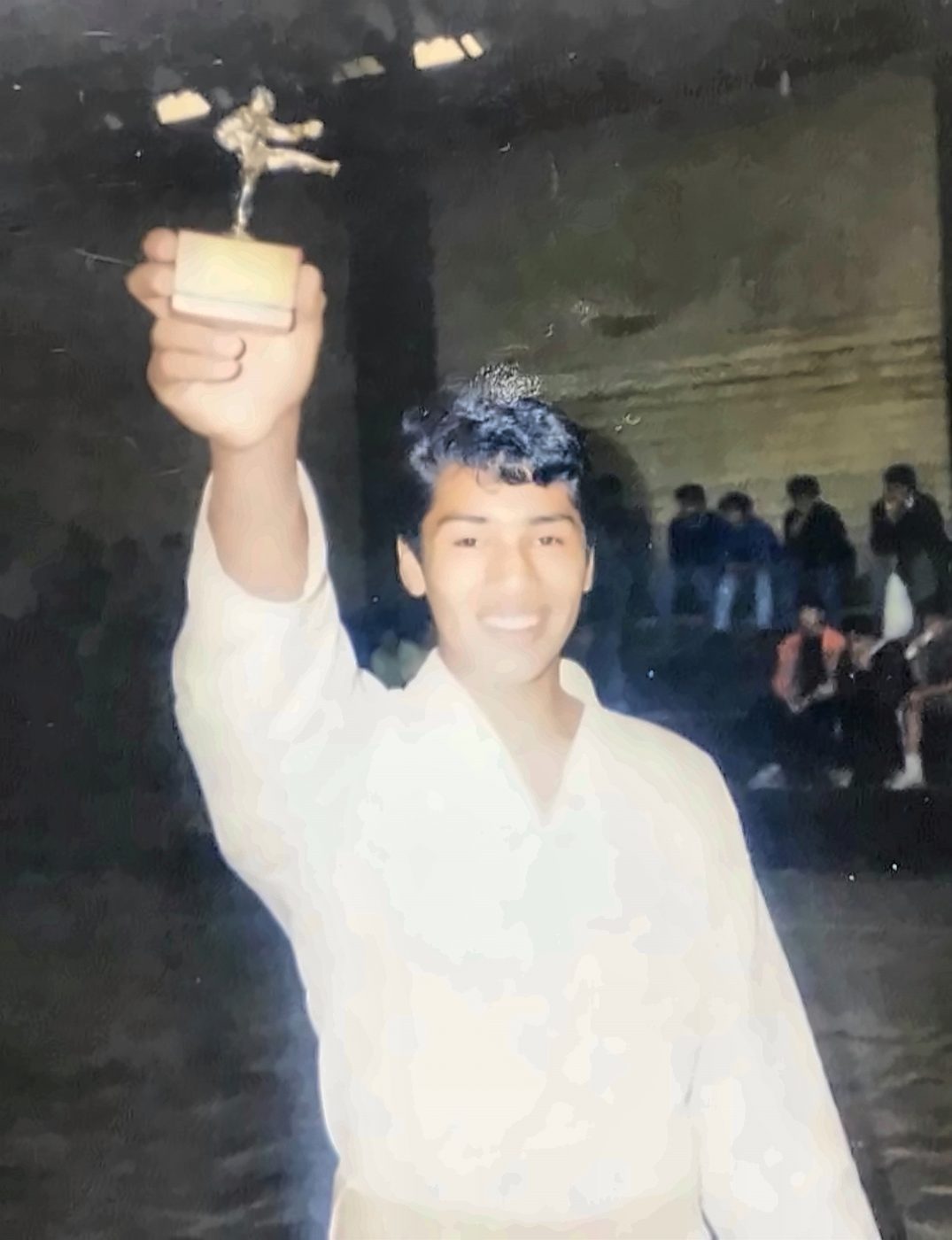 Alejandro Rojas joven levantando un trofeo