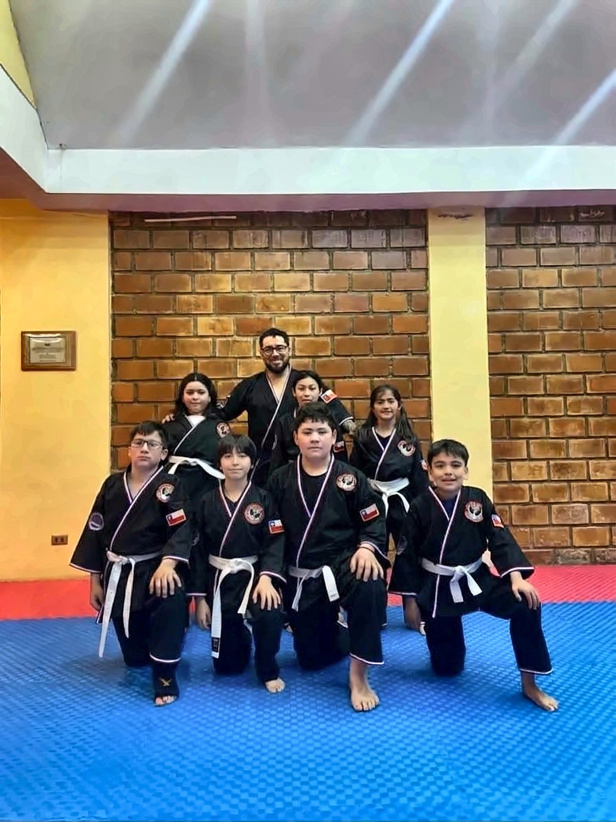 Alumnos infantiles del dojo junto a su instructor