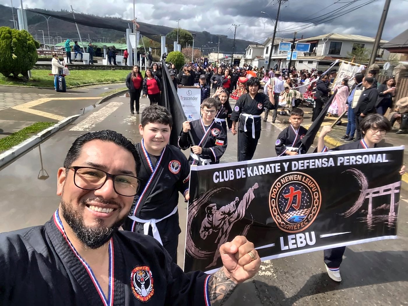 Alumnos del dojo desfilando por Lebu con su lienzo