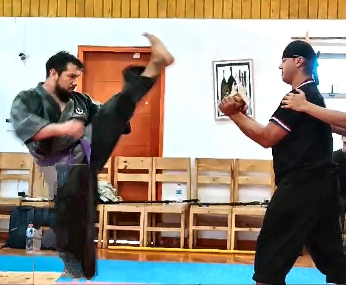 Patada alta a escudo en el dojo